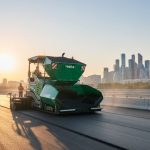 Асфальтоукладчик Vogele Super 2100-3 укладывает асфальт на современной автомагистрали