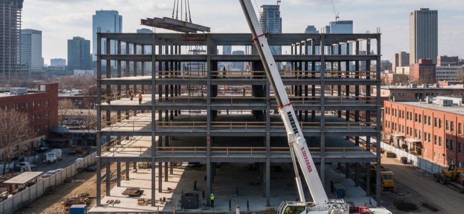 Мобильный автокран Liebherr LTM 1100 на строительной площадке бизнес-центра