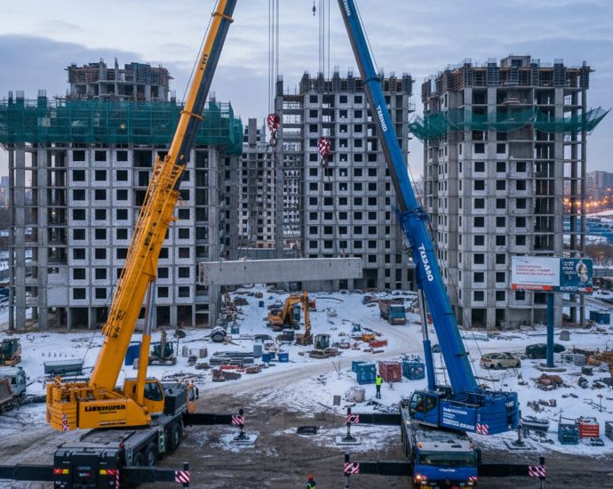Автокраны Liebherr и Tadano на строительной площадке в России