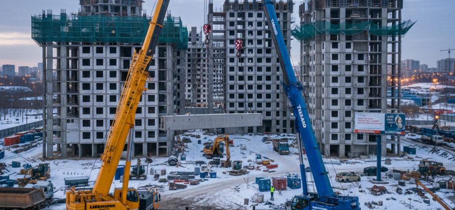 Автокраны Liebherr и Tadano на строительной площадке в России