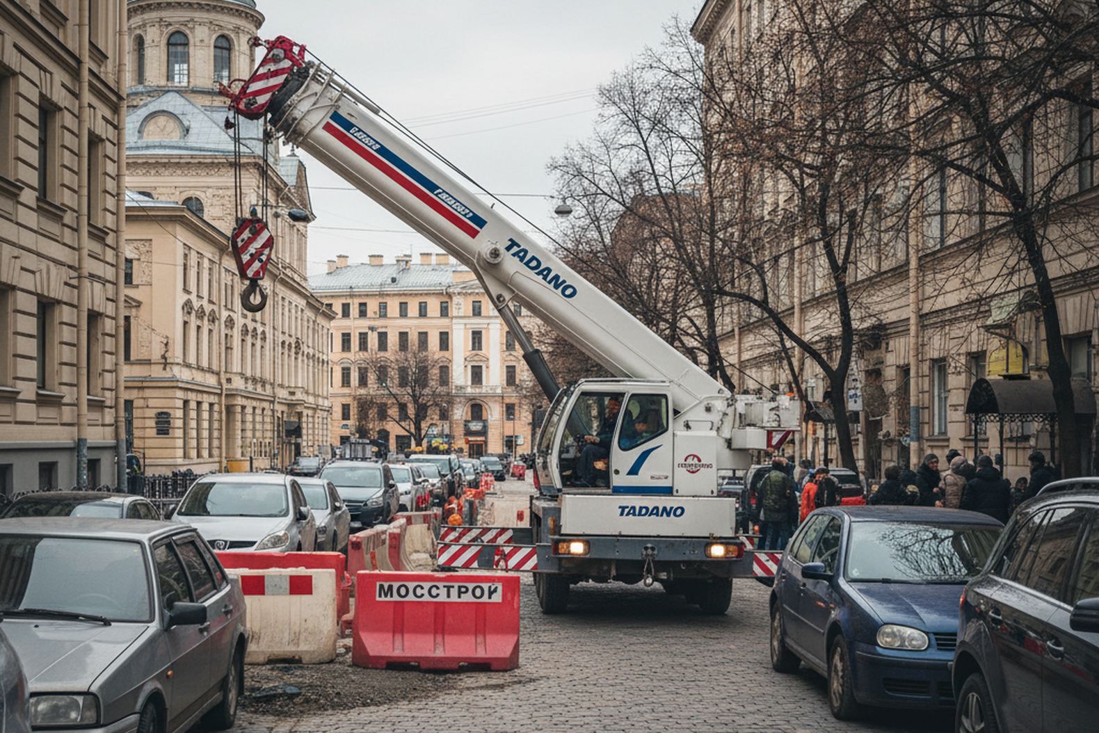Маневренный автокран Tadano GR-500 на узкой улице Москвы