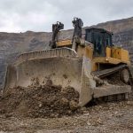 бульдозер Shantui SD32 на карьере в работе