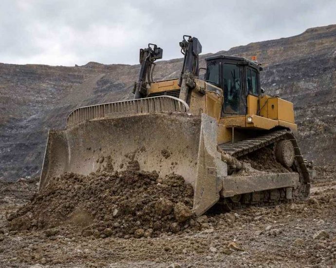 бульдозер Shantui SD32 на карьере в работе