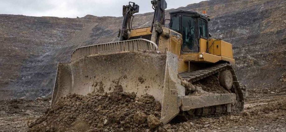 бульдозер Shantui SD32 на карьере в работе