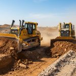 Бульдозеры Shantui SD32 и CAT D8T работают на строительной площадке