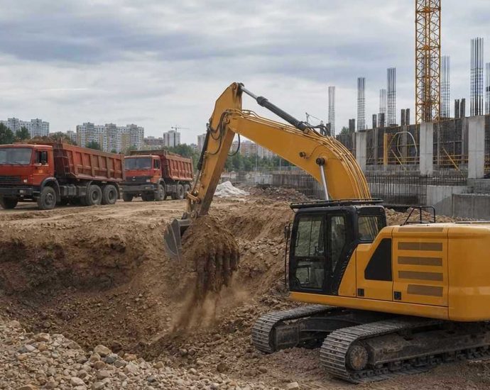 Гусеничный экскаватор CAT 320 на строительной площадке