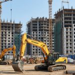 Современная строительная площадка с экскаваторами и высотками