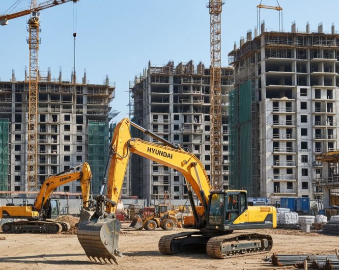 Современная строительная площадка с экскаваторами и высотками