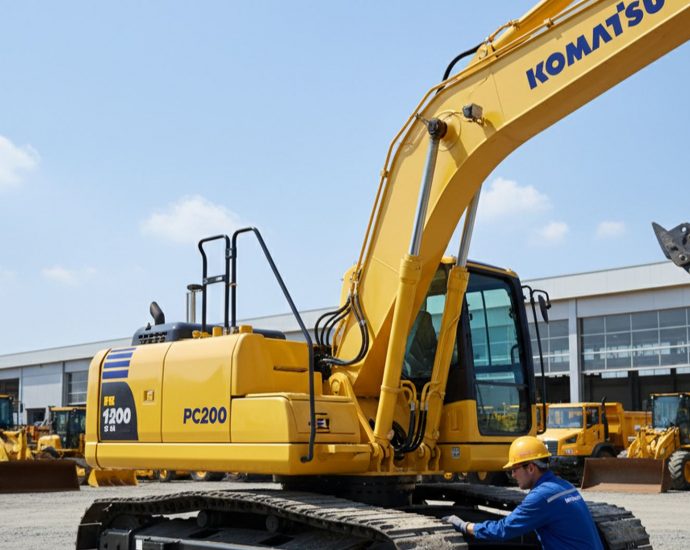 Осмотр экскаватора Komatsu PC200 механиком на площадке