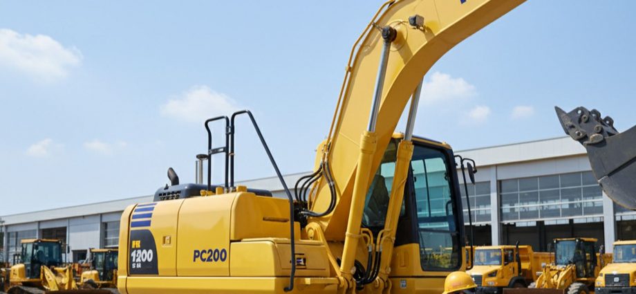 Осмотр экскаватора Komatsu PC200 механиком на площадке