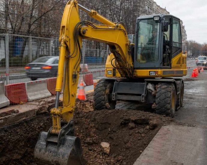 Колёсный экскаватор Hyundai R210W-9S на городской стройке