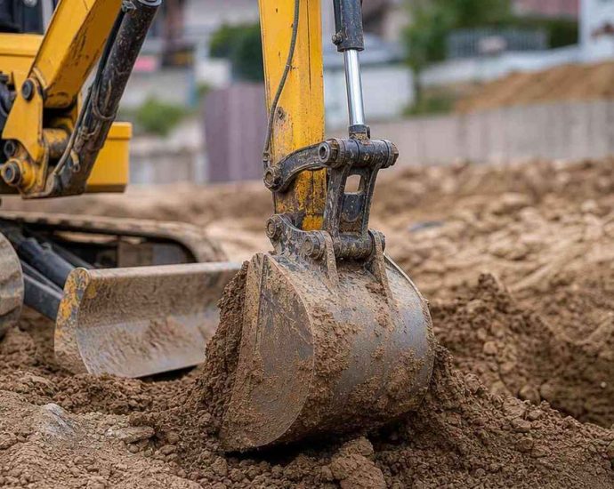 Ковш мини-экскаватора JCB врезается в грунт