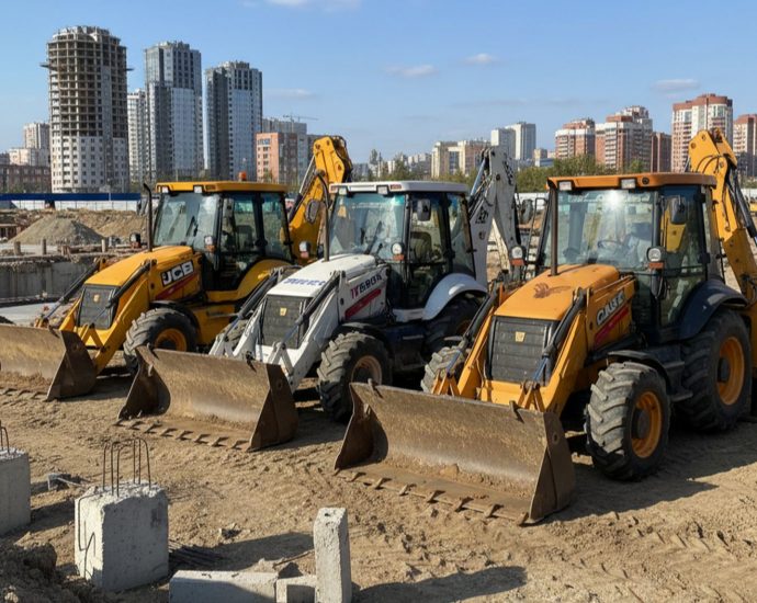 Экскаваторы-погрузчики JCB, Terex и Case на строительной площадке России
