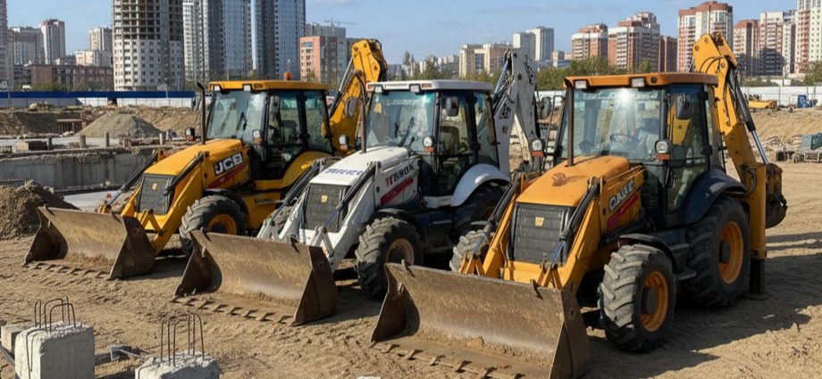 Экскаваторы-погрузчики JCB, Terex и Case на строительной площадке России