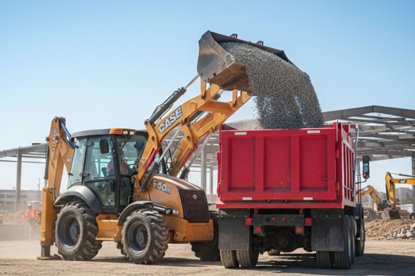 Case экскаватор-погрузчик загружает щебень в самосвал
