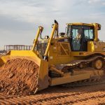 Гусеничный бульдозер Caterpillar D8T на строительной площадке