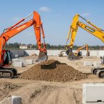 Два экскаватора Hitachi ZX350 и Doosan DX340 на строительной площадке