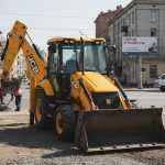 Строительная площадка с новым экскаватором-погрузчиком JCB 3CX на городских коммунальных работах