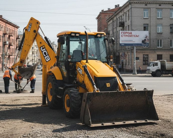 Строительная площадка с новым экскаватором-погрузчиком JCB 3CX на городских коммунальных работах