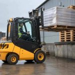 Дизельный вилочный погрузчик JCB на складской площадке