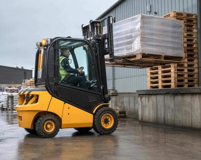 Дизельный вилочный погрузчик JCB на складской площадке