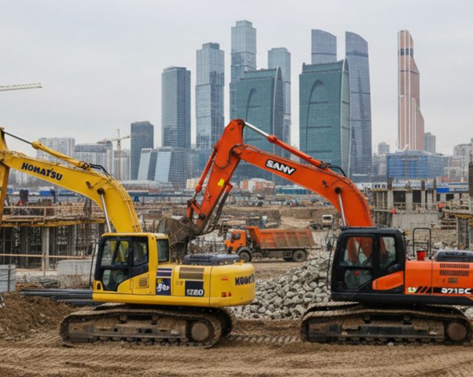 Панорамный вид строительной площадки с японским и китайским экскаваторами в работе