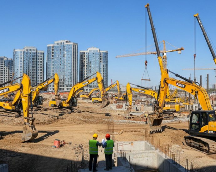 Российская строительная площадка с современной китайской спецтехникой, городской фон