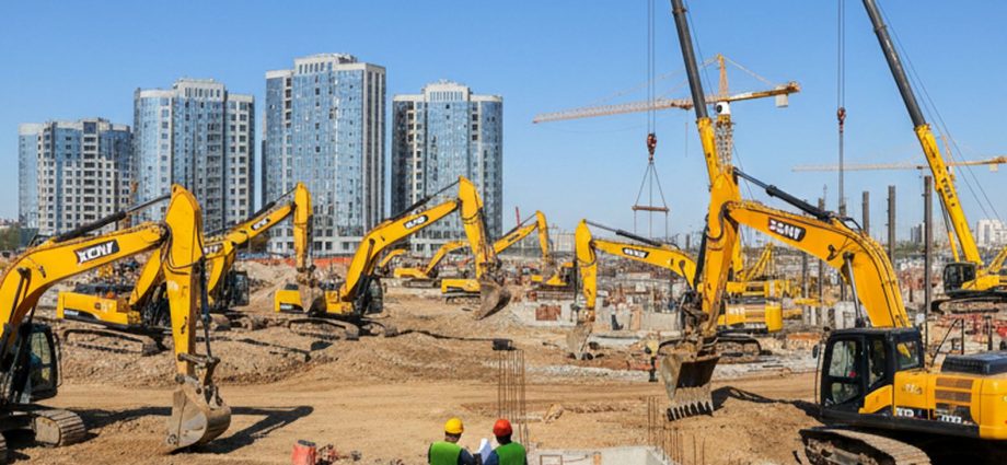 Российская строительная площадка с современной китайской спецтехникой, городской фон