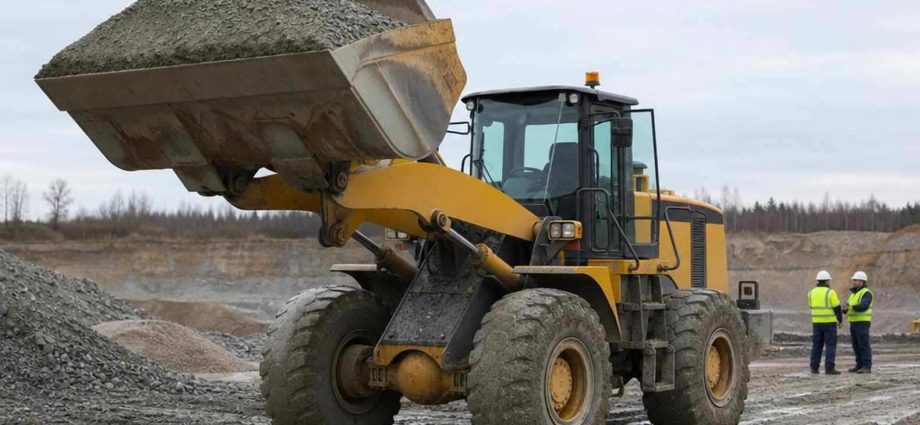 Колёсный погрузчик Volvo L120H на строительной площадке