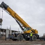 Автокран на строительной площадке перед покупкой