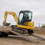 Погрузка мини-экскаватора Komatsu на прицеп