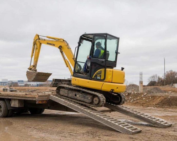 Погрузка мини-экскаватора Komatsu на прицеп