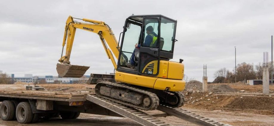 Погрузка мини-экскаватора Komatsu на прицеп