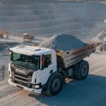 Самосвал Scania P440 на фоне российского карьера