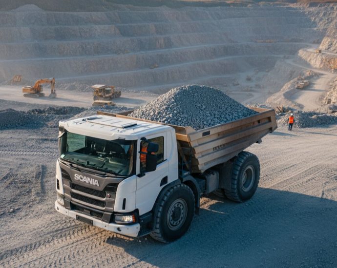 Самосвал Scania P440 на фоне российского карьера