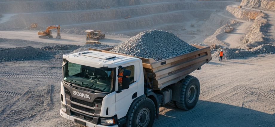 Самосвал Scania P440 на фоне российского карьера