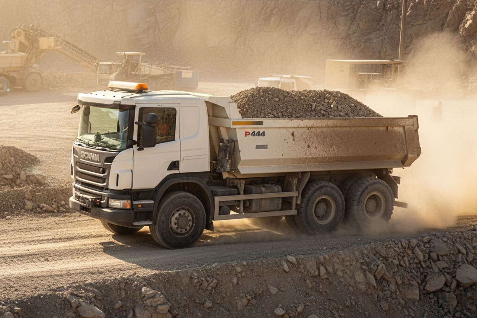 Scania P440 поднимается с грузом по карьерной дороге