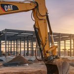 Гидравлический экскаватор CAT 320 на строительной площадке, акцент на систему гидравлики