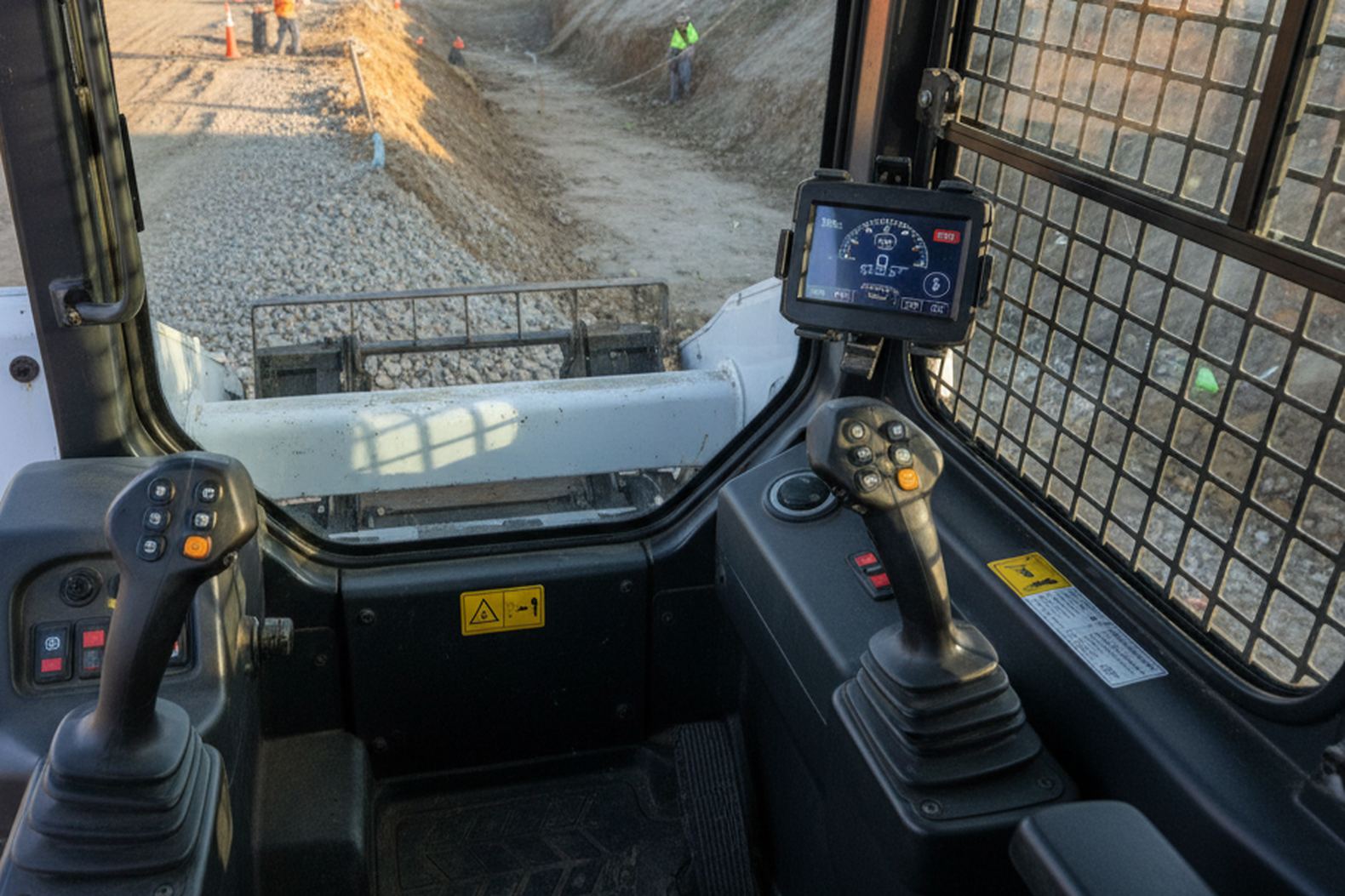 Рабочее место оператора внутри кабины мини-погрузчика Bobcat S770