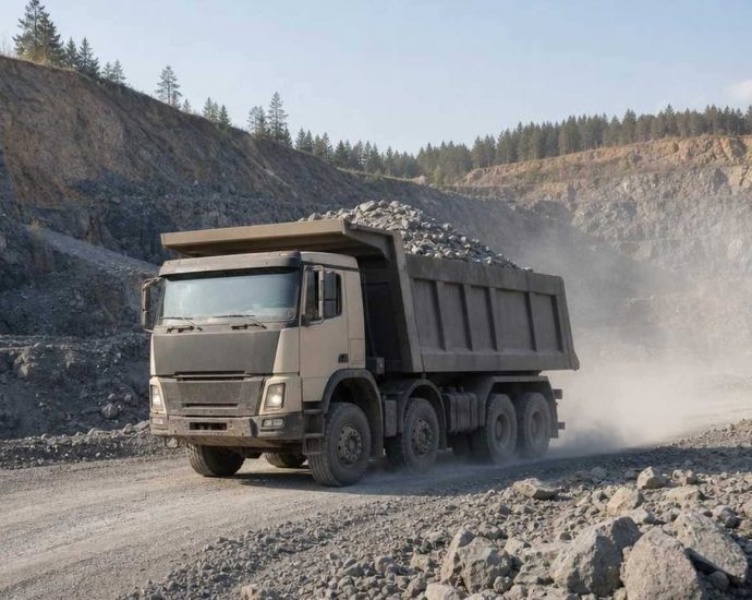 Самосвал Scania в карьере на фоне горной выработки