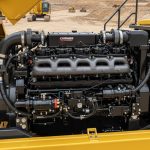 Cummins двигатель на строительной технике Komatsu на рабочей площадке