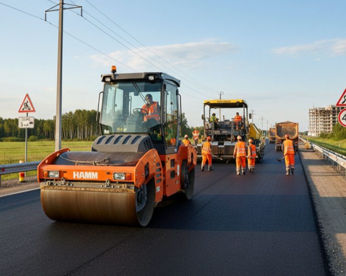 Главный каток Hamm HD 120 на строительстве магистрали