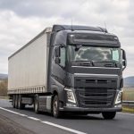 тягач Volvo на трассе в движении