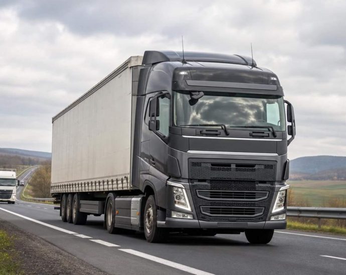 тягач Volvo на трассе в движении