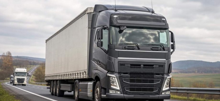 тягач Volvo на трассе в движении