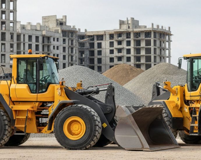 Фронтальные погрузчики Volvo L120 и Liebherr L566 на строительной площадке крупного объекта