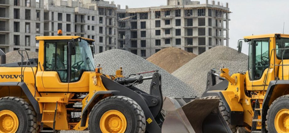 Фронтальные погрузчики Volvo L120 и Liebherr L566 на строительной площадке крупного объекта