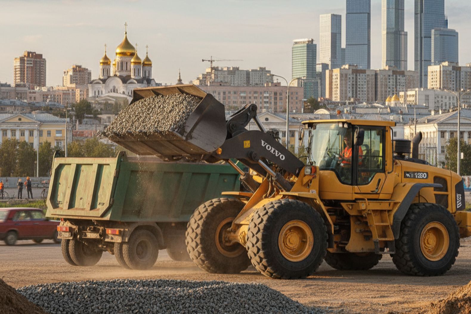Погрузчик Volvo L120 грузит щебень в самосвал на городской стройке