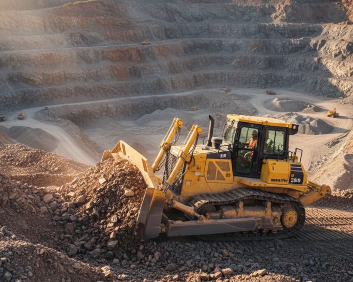 карьерный бульдозер Komatsu D155AX-6 на рабочем участке в раскопе