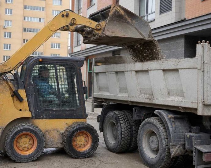 Мини-погрузчик skid-steer на стройплощадке с ковшом